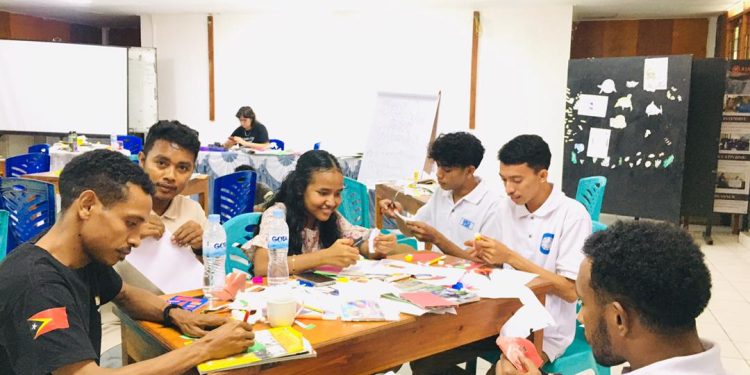 Mane no Labarik Mane Espresa Idea husi Zine, iha Konbinasaun Arte no Hakerek