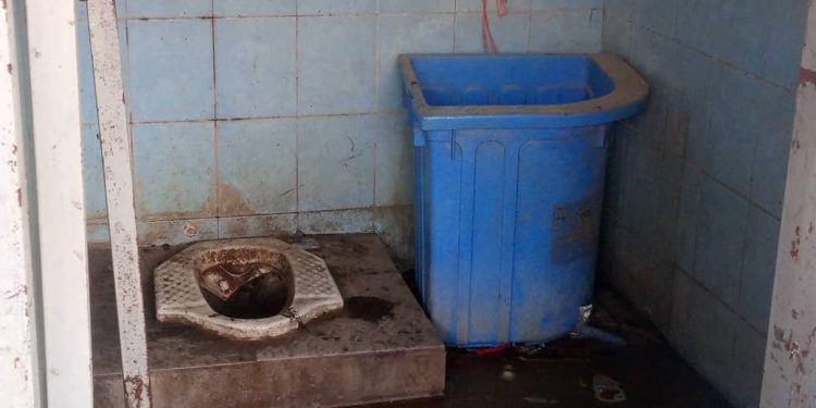 Negosiante Sira Preokupa Bee Moos no Sanitasaun iha Merkadu Taibesi
